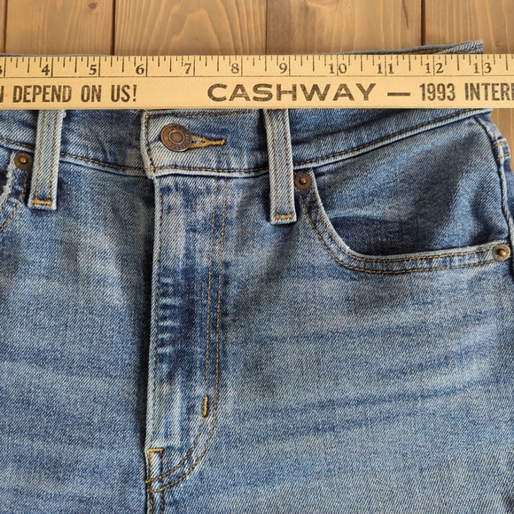 Levi’s High Waisted Mom Jean 26 - Picture 5 of 12
